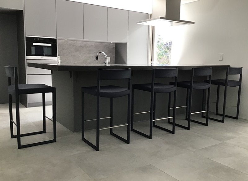 SWEEPY カウンターチェア