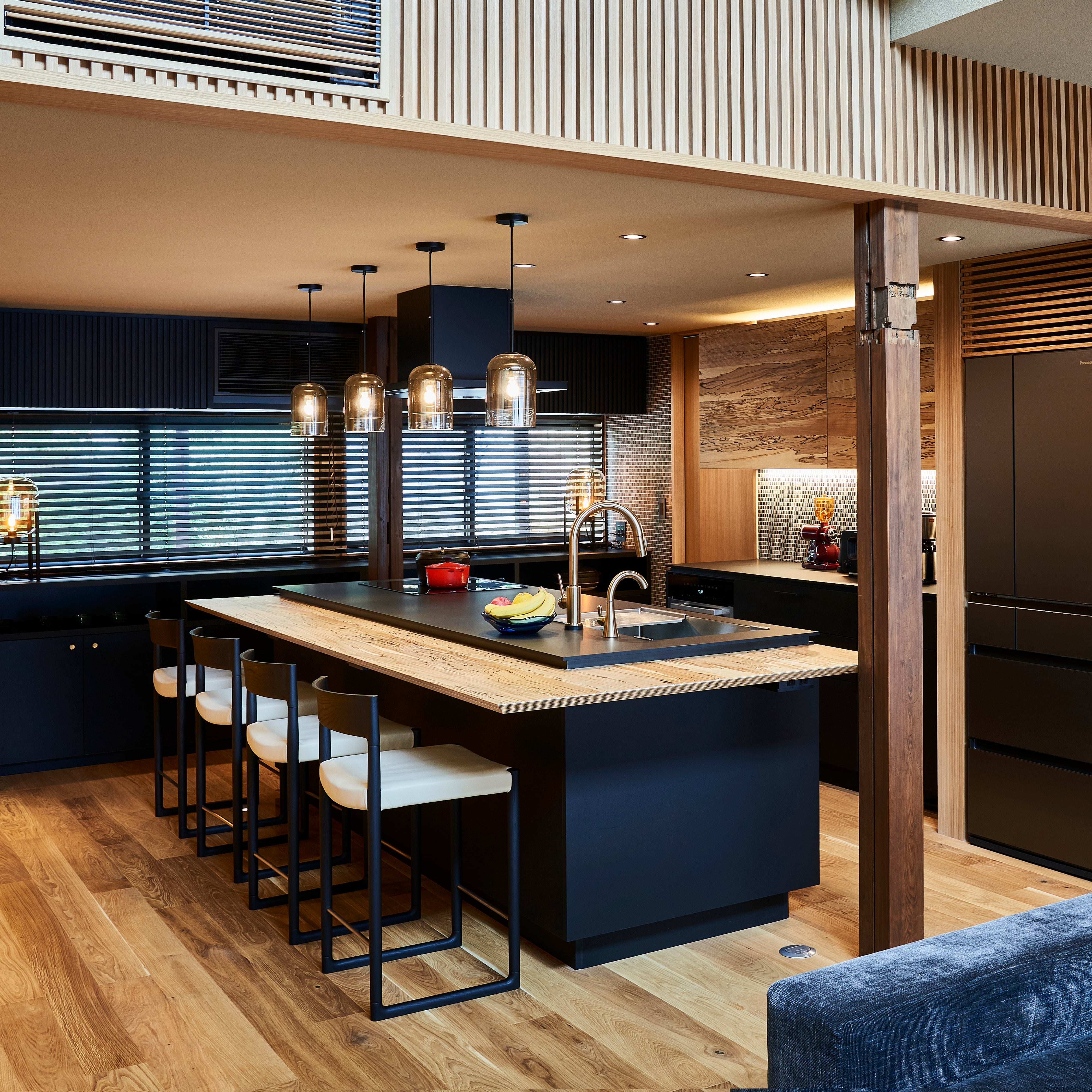 SWEEPY カウンターチェア