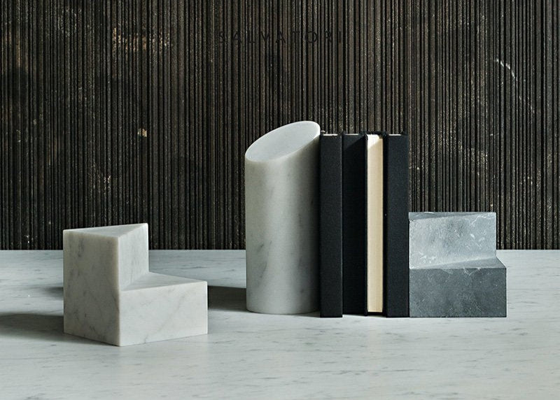 世界的なデザイナーであるエリザ・オッシノによるデザインのブックエンドです。 シンプルで幾何学的な形状ながら、彫刻のような存在感と天然石の表情が美しく、単なるブックエンド以上に、エレガントなインテリアとして機能します。豊かなライフスタイルを実現する、最適なホームアクセサリーです。