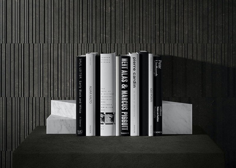 世界的なデザイナーであるエリザ・オッシノによるデザインのブックエンドです。 シンプルで幾何学的な形状ながら、彫刻のような存在感と天然石の表情が美しく、単なるブックエンド以上に、エレガントなインテリアとして機能します。豊かなライフスタイルを実現する、最適なホームアクセサリーです。