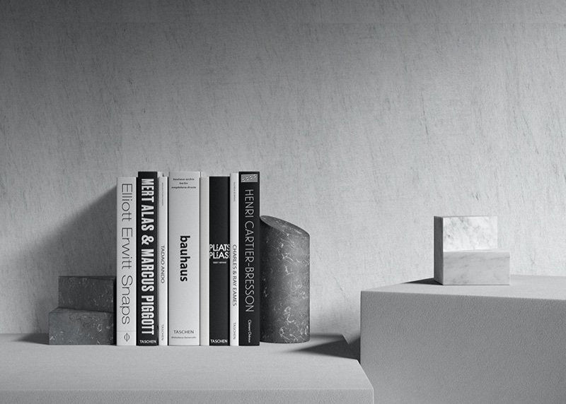 世界的なデザイナーであるエリザ・オッシノによるデザインのブックエンドです。 シンプルで幾何学的な形状ながら、彫刻のような存在感と天然石の表情が美しく、単なるブックエンド以上に、エレガントなインテリアとして機能します。豊かなライフスタイルを実現する、最適なホームアクセサリーです。