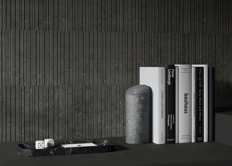 世界的なデザイナーであるエリザ・オッシノによるデザインのブックエンドです。 シンプルで幾何学的な形状ながら、彫刻のような存在感と天然石の表情が美しく、単なるブックエンド以上に、エレガントなインテリアとして機能します。豊かなライフスタイルを実現する、最適なホームアクセサリーです。