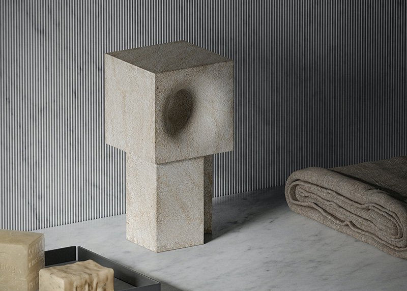 ニューヨークのデザインスタジオYabu PushelbergによるAssemblyは彫刻のようなミニマルな３つのピースからなるコレクションで、人生とは予測不可能で、シンプルに美しいのだということを表しています。ライムストーンのCrema D’orciaを彫刻し滑らかさを表現。無形質な輪郭、かつ幾何学的なフォルムに仕上げました。それぞれ、Self, Collective, Convergence と名づけられ、「個人」「コミュニティ」「交わり」をあらわしています。それぞれ一つでも成立しますが、すべて集まると、人が関わりあいを持つときに生まれる本質的な美しさが現れます。