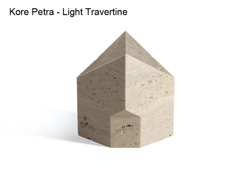 スペインのデザイナーPatricia Urquiolaは、古代ギリシャの彫刻への敬意から、この作品を「Kore」と名付けました。直線的、かつ対照的でもあるシンプルなフォルムは、表情豊かな天然石の色彩と模様を、より印象的に感じることができます。