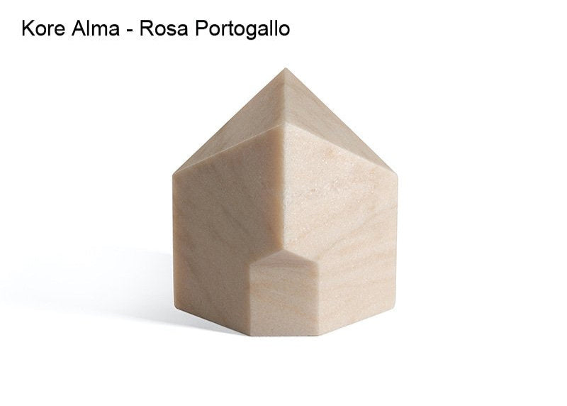 スペインのデザイナーPatricia Urquiolaは、古代ギリシャの彫刻への敬意から、この作品を「Kore」と名付けました。直線的、かつ対照的でもあるシンプルなフォルムは、表情豊かな天然石の色彩と模様を、より印象的に感じることができます。