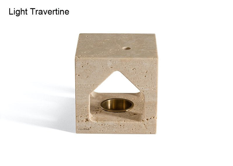 わずか12㎝の高さのシンプルな彫刻は、家というものは完璧ではないかもしれないが、大切で、もっとも心地よい場所という考えを表しています。これは、The Village プロジェクトの前提を反映し、天然石を通して家というビジョンを独自に解釈し表現しています。ＭＡという名前は、日本語の「間」からとったもので、存在する要素の間にある空きのことで、関わり合い、合間、休止といった意味を形にした言葉です。