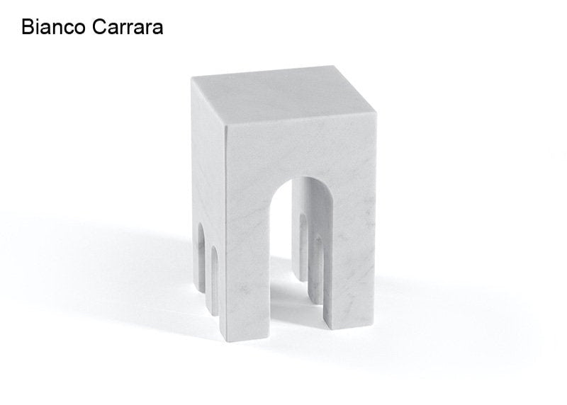 優れたイタリアの建築家であるRodolfo Dordoni によるNovecnetoは、The Villageシリーズの３番目のコレクションであり、アートとデザインの中間を通じ、永遠に予測不可能である人間の存在を表しています。 「建築と彫刻とデザインのコンビネーションから成り立つ、遊び心と合理性の間から生まれたThe villageを作りたいとおもいました。それは歴史や物語へのオマージュです。」 このデザイナーの言葉は、合理性と創造性を合体させたいという願い、天然石のもつ並外れた本質的な変わりやすさを利用することで、それぞれの対話を刺激したい、という願いを要約しています。