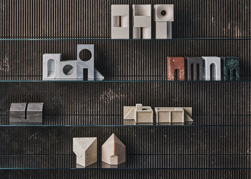 Elisa Ossinoが、平等と平和を重視する同名の建築学校へのオマージュとして名付けたUTOPIAは、直線的かつ直観的な形状を用いることで、天然石の魅力を引き出すとともに、形而上学的な観点で作品のコンセプトを解釈しています。 3つの形状はそれぞれ独立した要素として成り立ちますが、ミニチュアの階段によってリンクすることができるモジュール性も兼ね備えており、遊び心が垣間見えるユニークな作品です。