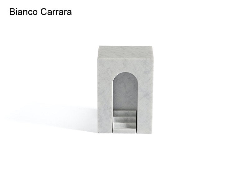 Elisa Ossinoが、平等と平和を重視する同名の建築学校へのオマージュとして名付けたUTOPIAは、直線的かつ直観的な形状を用いることで、天然石の魅力を引き出すとともに、形而上学的な観点で作品のコンセプトを解釈しています。 3つの形状はそれぞれ独立した要素として成り立ちますが、ミニチュアの階段によってリンクすることができるモジュール性も兼ね備えており、遊び心が垣間見えるユニークな作品です。