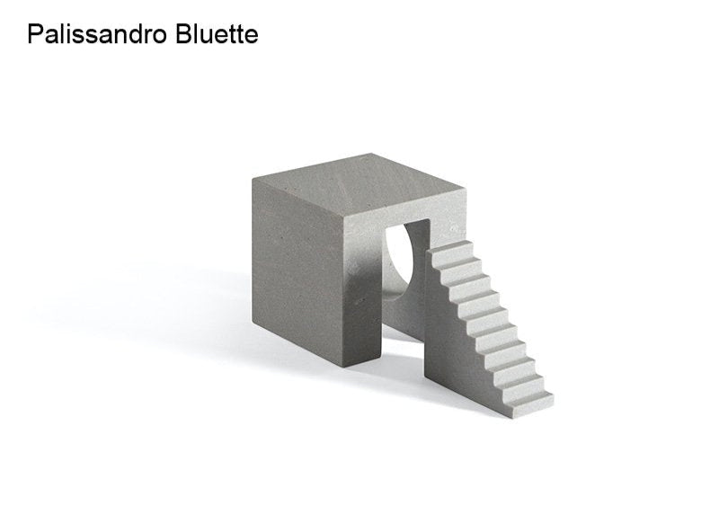 Elisa Ossinoが、平等と平和を重視する同名の建築学校へのオマージュとして名付けたUTOPIAは、直線的かつ直観的な形状を用いることで、天然石の魅力を引き出すとともに、形而上学的な観点で作品のコンセプトを解釈しています。 3つの形状はそれぞれ独立した要素として成り立ちますが、ミニチュアの階段によってリンクすることができるモジュール性も兼ね備えており、遊び心が垣間見えるユニークな作品です。