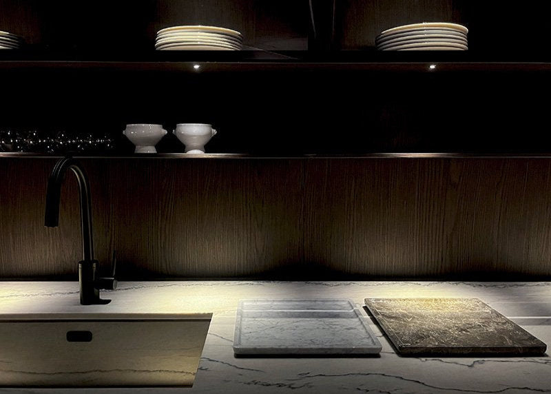 2色の大理石からお選び頂ける万能トレーが登場。テーブルの上やキッチンカウンターの整頓はもちろん、ディスプレイとしてもお使い頂ける、シンプルかつエレガントな商品です。ホワイトカラーラとムルシアグレーは、ともにby interiorsの商品（BKテーブル）でも使われている石種ですので、組合わせてお使い頂くと統一感のあるコーディネートも可能です。