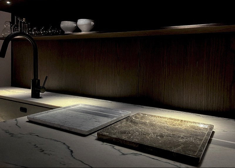 2色の大理石からお選び頂ける万能トレーが登場。テーブルの上やキッチンカウンターの整頓はもちろん、ディスプレイとしてもお使い頂ける、シンプルかつエレガントな商品です。ホワイトカラーラとムルシアグレーは、ともにby interiorsの商品（BKテーブル）でも使われている石種ですので、組合わせてお使い頂くと統一感のあるコーディネートも可能です。