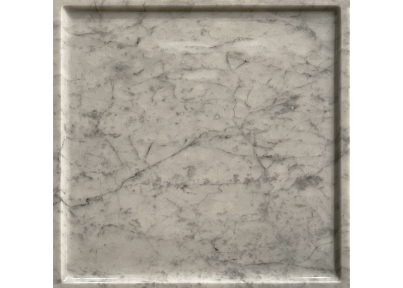 2色の大理石からお選び頂ける万能トレーが登場。テーブルの上やキッチンカウンターの整頓はもちろん、ディスプレイとしてもお使い頂ける、シンプルかつエレガントな商品です。ホワイトカラーラとムルシアグレーは、ともにby interiorsの商品（BKテーブル）でも使われている石種ですので、組合わせてお使い頂くと統一感のあるコーディネートも可能です。