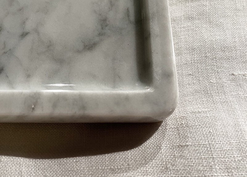 2色の大理石からお選び頂ける万能トレーが登場。テーブルの上やキッチンカウンターの整頓はもちろん、ディスプレイとしてもお使い頂ける、シンプルかつエレガントな商品です。ホワイトカラーラとムルシアグレーは、ともにby interiorsの商品（BKテーブル）でも使われている石種ですので、組合わせてお使い頂くと統一感のあるコーディネートも可能です。