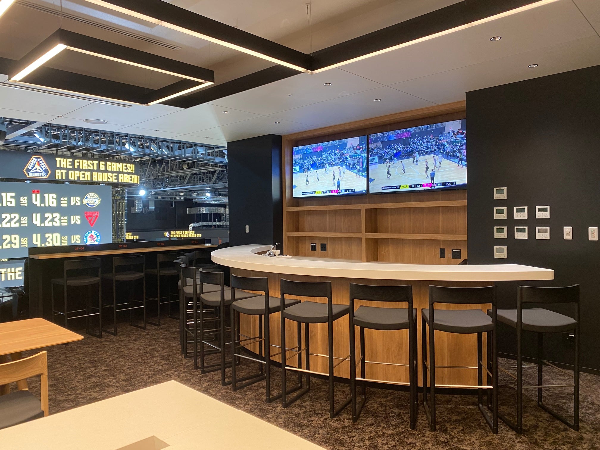 SWEEPY カウンターチェア