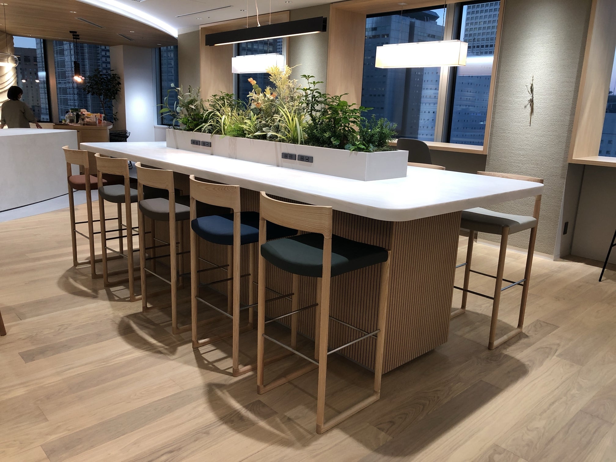 SWEEPY カウンターチェア