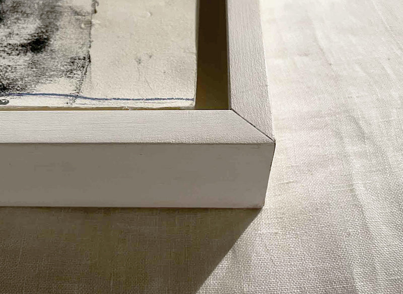 ART mixed media by Mary Cranshaw -アメリカ・バージニア州生まれ。Virginia Commonwealth Universityにて絵画・版画を専攻。パリでJennifer Bartlettのアシスタントを数年経験したのちミラノへ移住。主にヨーロッパやアメリカを中心に活動している。2002/2007年　Galleria L’Affiche（ミラノ）、2009年　Galleria L’Image（ローマ）、2014年　the Anderson Gallery,1708 Gallery（バージニア）、A.I.R. Gallery（ニューヨーク）、2015年　University of Londonなど精力的に展示会を開催。昨年にはロンドンのBrunel Universityにて4点の作品がパーマネントコレクションとして所蔵された。