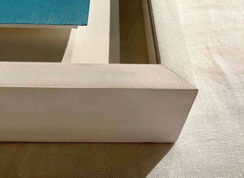 ART oil on paper - Paola Fonticoli - イタリア人アーティスト。ミラノを活動の拠点としている。紙や木、ポリエステルなどの素材を用いて描いている。「呼吸」と「リズム」をテーマとし、「呼吸」とは、存在感はほのかだが絶対必要なもの、「リズム」とは呼吸の一部であり、 周期的な性質上、元の場所に戻るものである、という思想の元、過去の経験をもとに何度も再生される、その場所へのアプローチを色彩とフォルムを用いて表現している。国内外の多くの個展やグループ展に多数出展している。