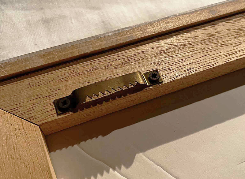 ART oil on paper - Paola Fonticoli - イタリア人アーティスト。ミラノを活動の拠点としている。紙や木、ポリエステルなどの素材を用いて描いている。「呼吸」と「リズム」をテーマとし、「呼吸」とは、存在感はほのかだが絶対必要なもの、「リズム」とは呼吸の一部であり、 周期的な性質上、元の場所に戻るものである、という思想の元、過去の経験をもとに何度も再生される、その場所へのアプローチを色彩とフォルムを用いて表現している。国内外の多くの個展やグループ展に多数出展している。