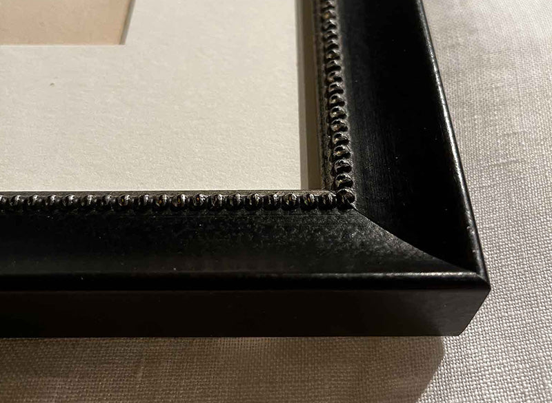 Publo Picasso Vintage Lithograph Poster「Picasso linocuts」展 : The Americanギャラリー New York : オフセット印刷 - 1881年スペインのマラガで生まれたパブロ ピカソは、20世紀で最も影響力のある偉大なアーティストの 一人となり、キュービズムの作家としても著名となりました。スペイン人のピカソは画家、彫刻家、版画家、陶芸家、そして舞台デザイナーとして、とても急進的であると考えられており、長いキャリアの後、1973年4月8日にフランスのムージャンで亡くなりました。しかし、膨大な作品の中には彼の生き様と共に伝説が生き続け、その作品は彼を生かし続けていると信じ込みながら、「不気味な」スペイン人の活力への賛辞をオマージュしております。そして、ピカソは91年の生涯のうち、80年近く芸術作品に専念し、20世紀の近代美術発展全体に大きく貢献しました。