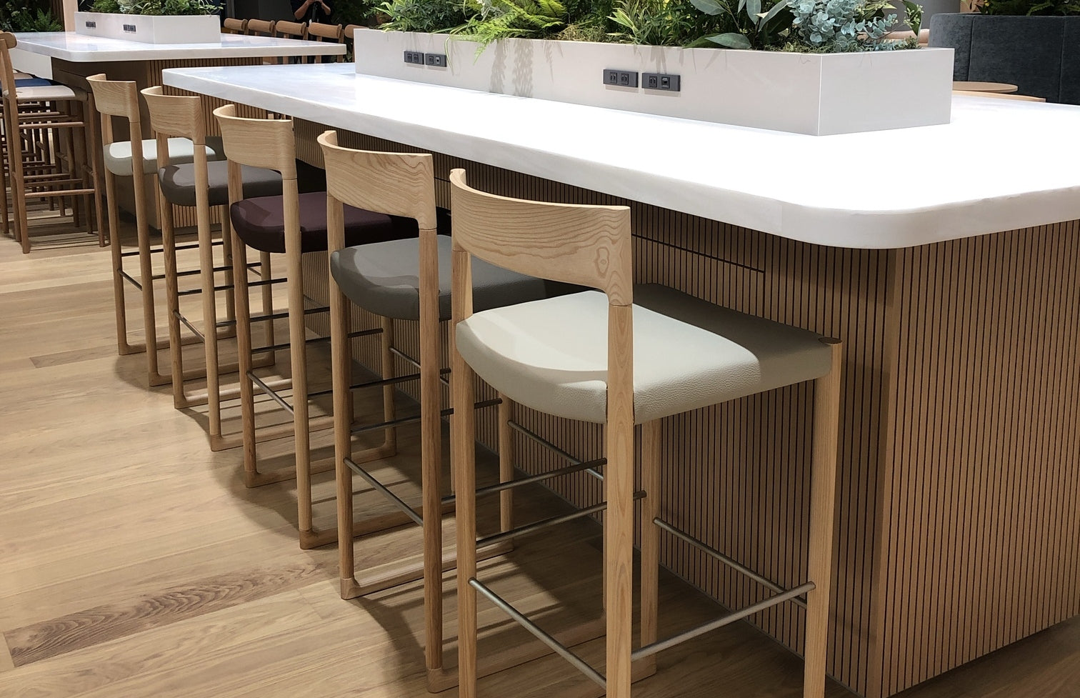 SWEEPY カウンターチェア