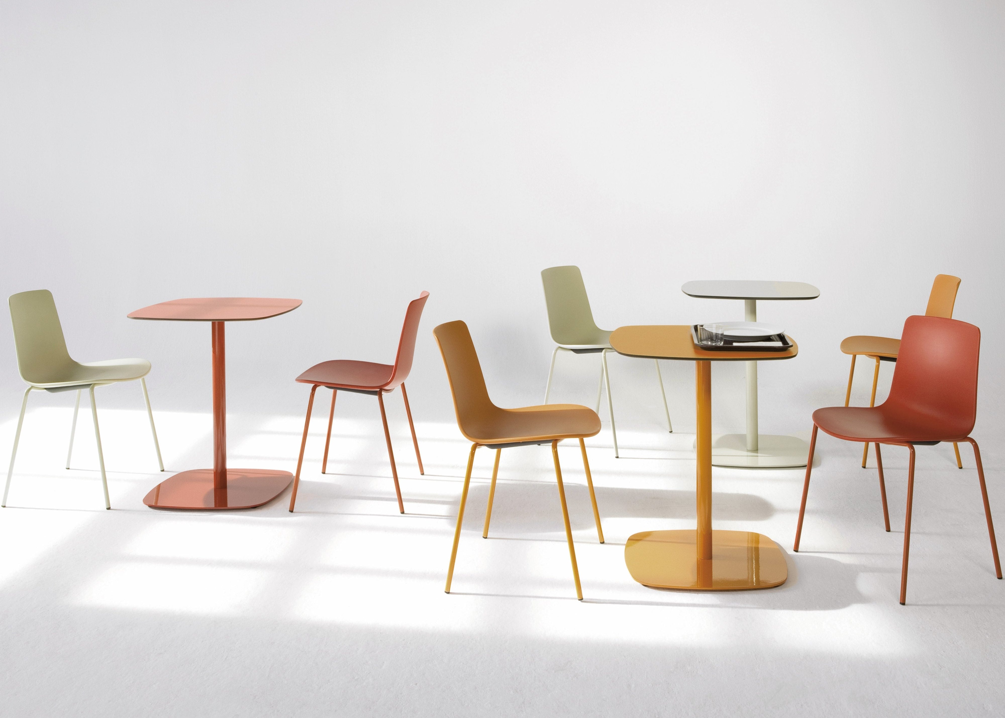 展示品　インテリアズ　XT　アルミ　カフェテーブル　サイドテーブル　モダン XT side table | interiors online store